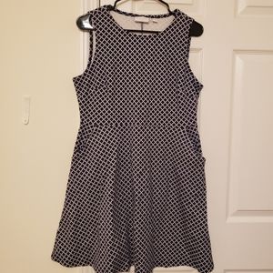 Sleeveless diamond print dress with pockets
